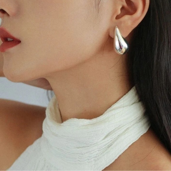 Modern Water Drop Glossy Earrings - Picture 1 of 3
